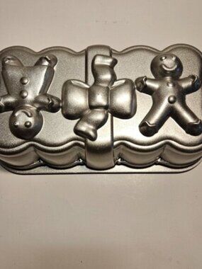 Nordic Ware 1 lb. Gingerbread Loaf Pan Cast Aluminum 3D Images Imprint